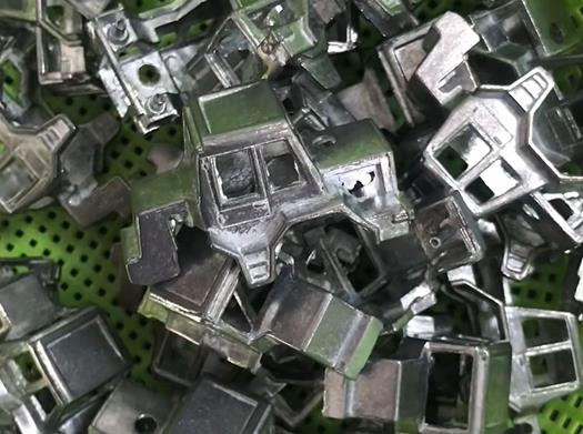 磁力研磨機(jī)對(duì)鋅合金玩具車外殼清洗去毛刺的使用說明